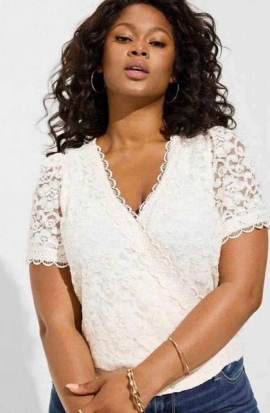 Torrid Size 1 1X Ivory Floral Lace Surplice Blouse Crochet Trim Plus